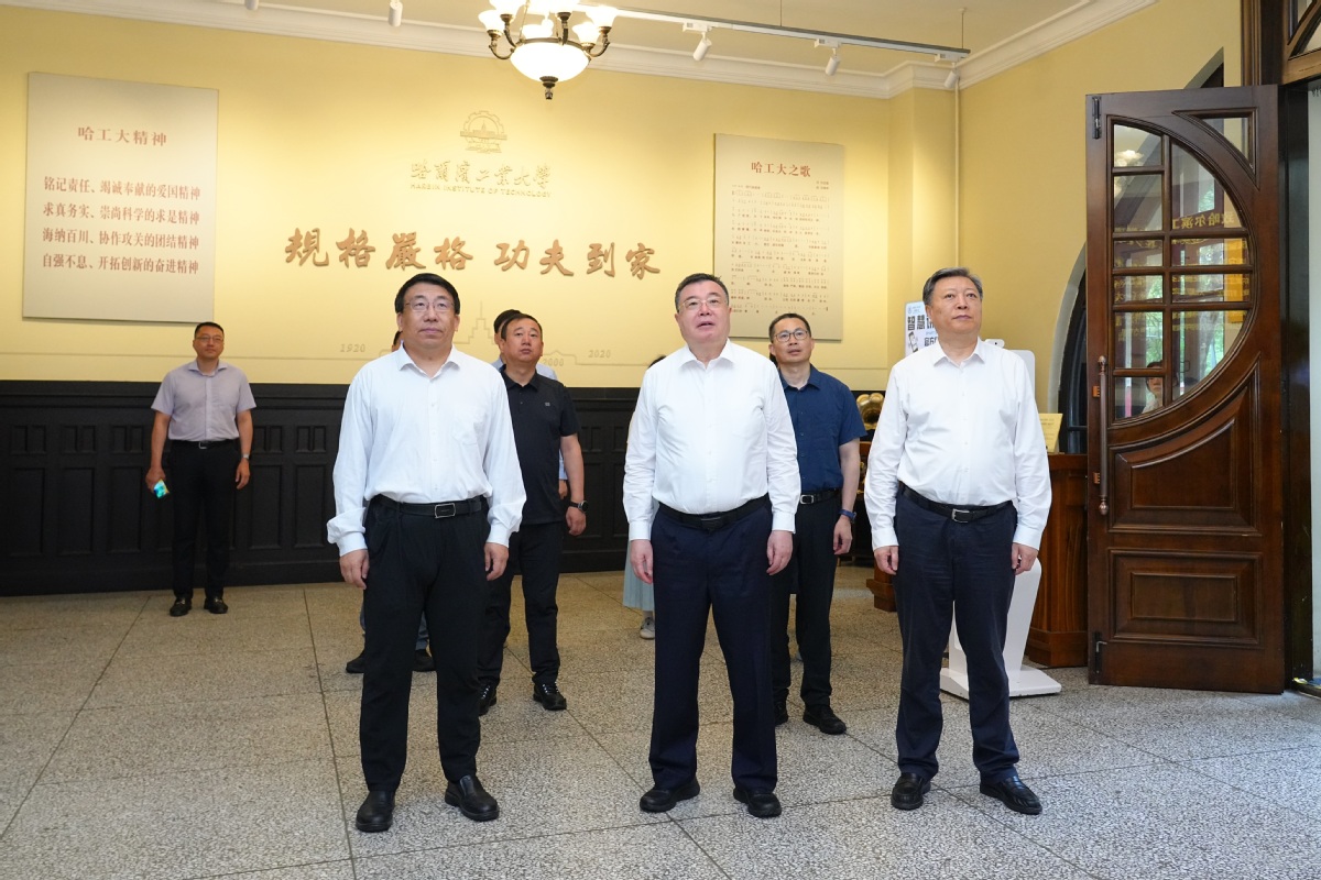 上海市政府党组成员舒庆一行来校调研